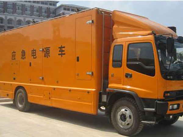 石景山冬季柴油发电机启动前，如何检查燃油系统中的积水？